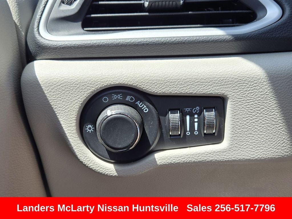 2023 Chrysler Voyager LX