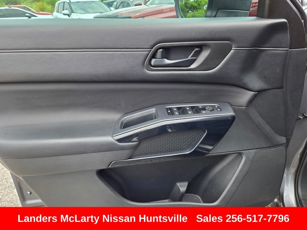 2024 Nissan Pathfinder SV